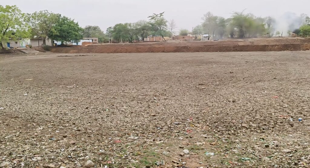 सरकड़ा का सूखता तालाब