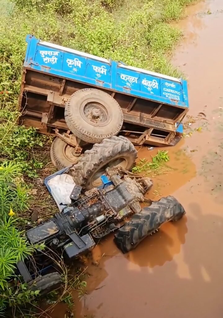 देवभोग में रेत से भरा ट्रैक्टर नहर में पलटा