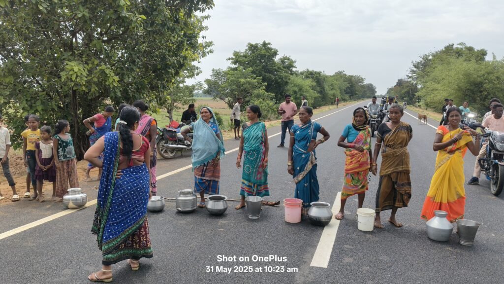 बैरपारा की महिलाओं ने सड़क रोकी