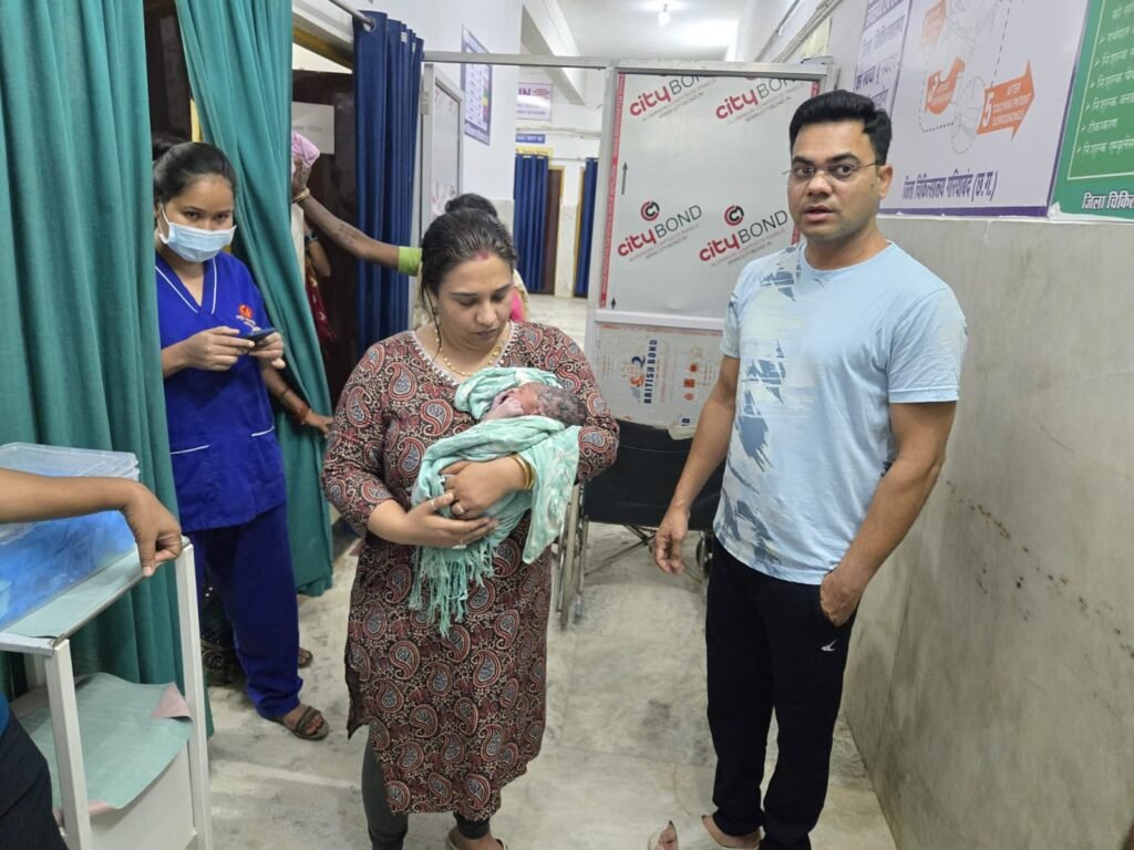 हे डॉक्टर… फोटो पहले या मरीज