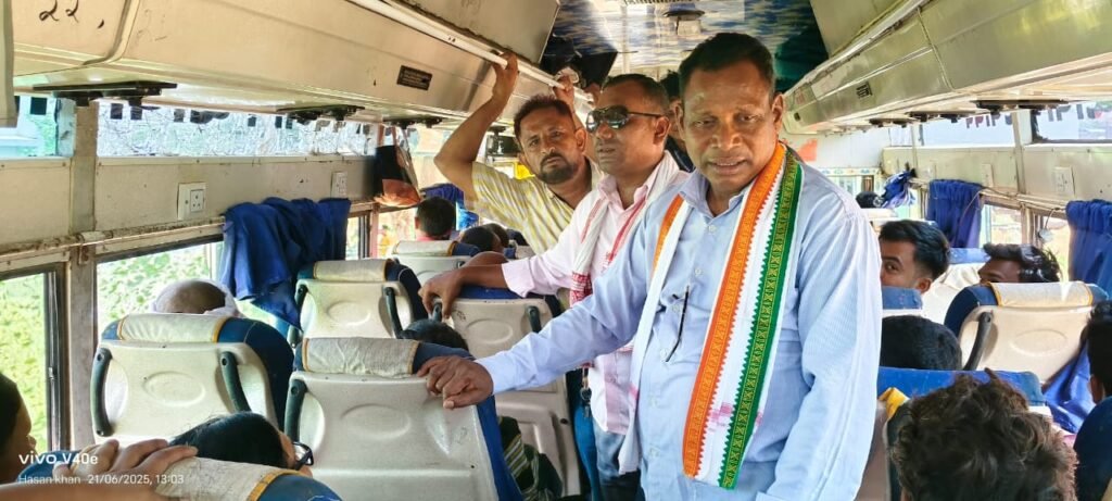 फोरलेन सड़क की मांग को लेकर विधायक जनक ध्रुव का जनता एक्सप्रेस में सफर
