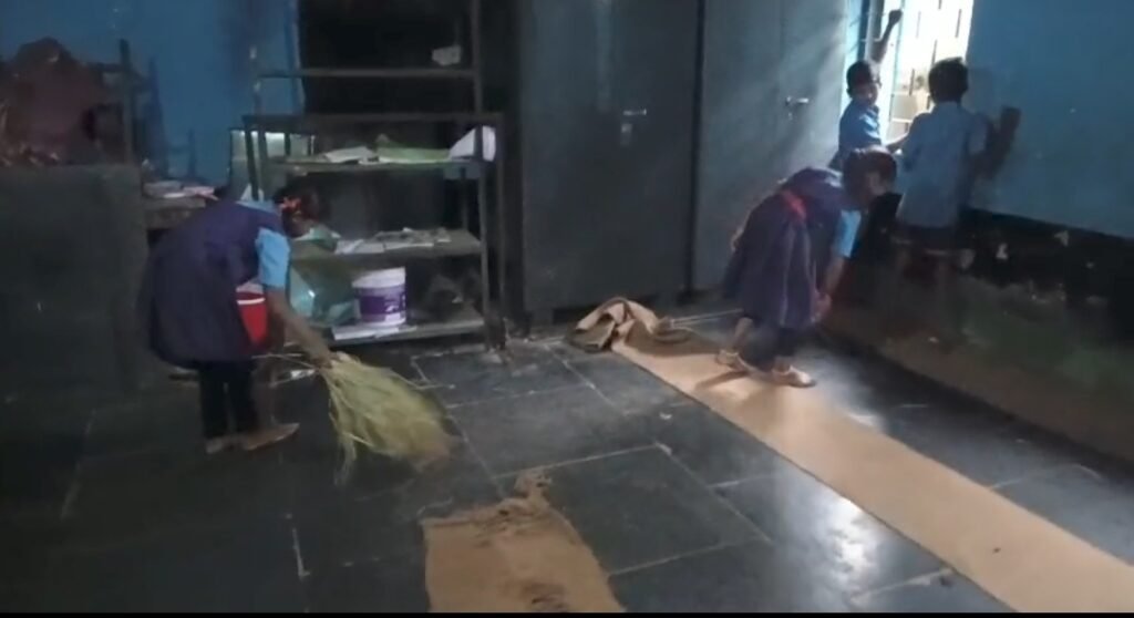 स्कूल या झाड़ूशाला