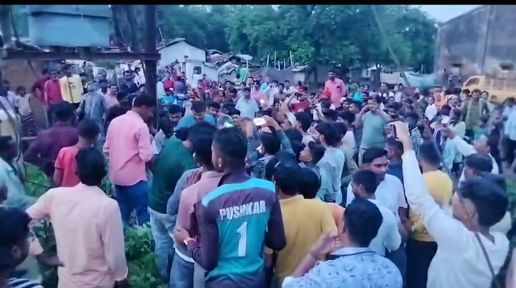 फिंगेश्वर में ट्रांसफार्मर पर चढ़ा युवक