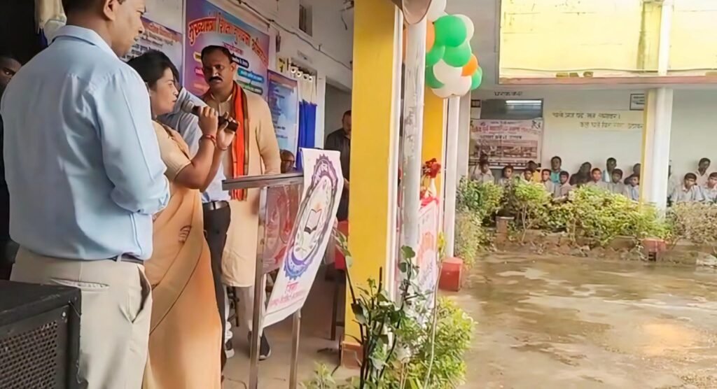 बच्चों के उत्सव में राजनीति